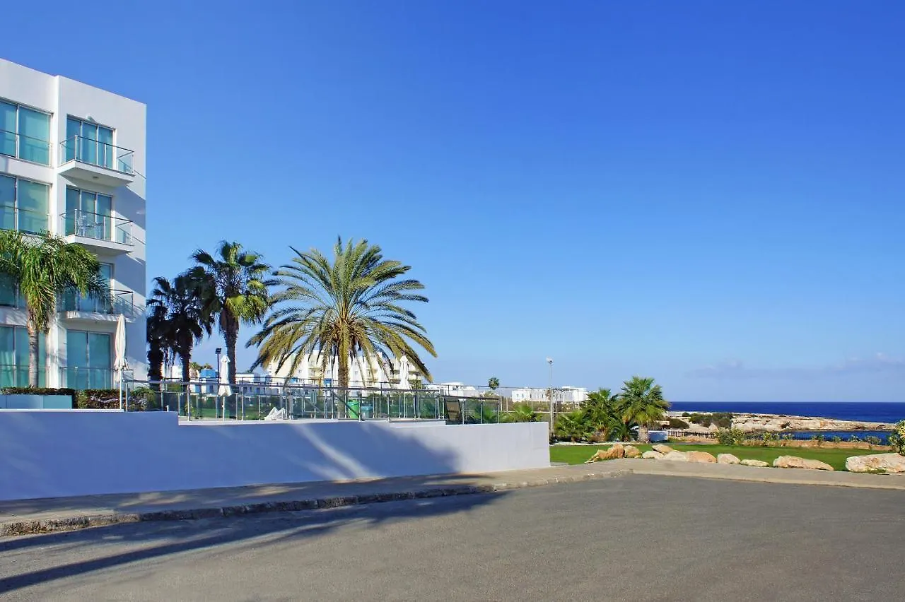 Calypso - Coralli Beachfront Apartment بروتاراس قبرص